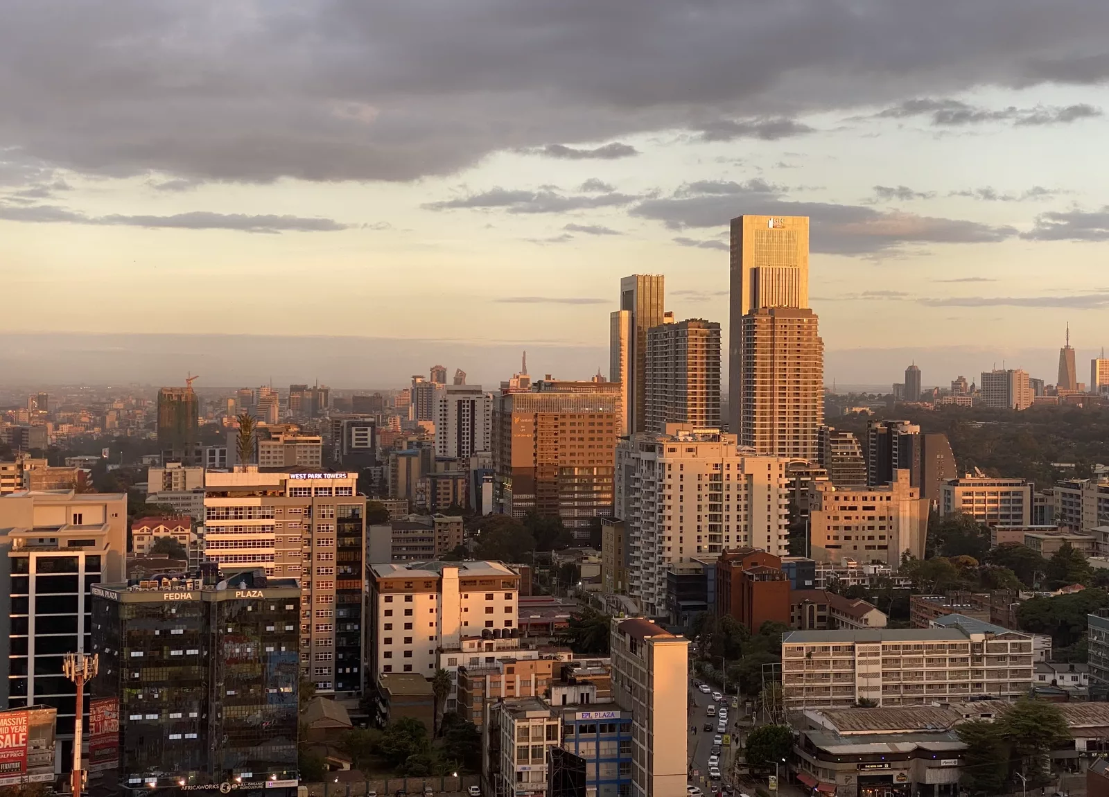 Nairobi in het gouden uur, licht op de torens van het zakendistrict