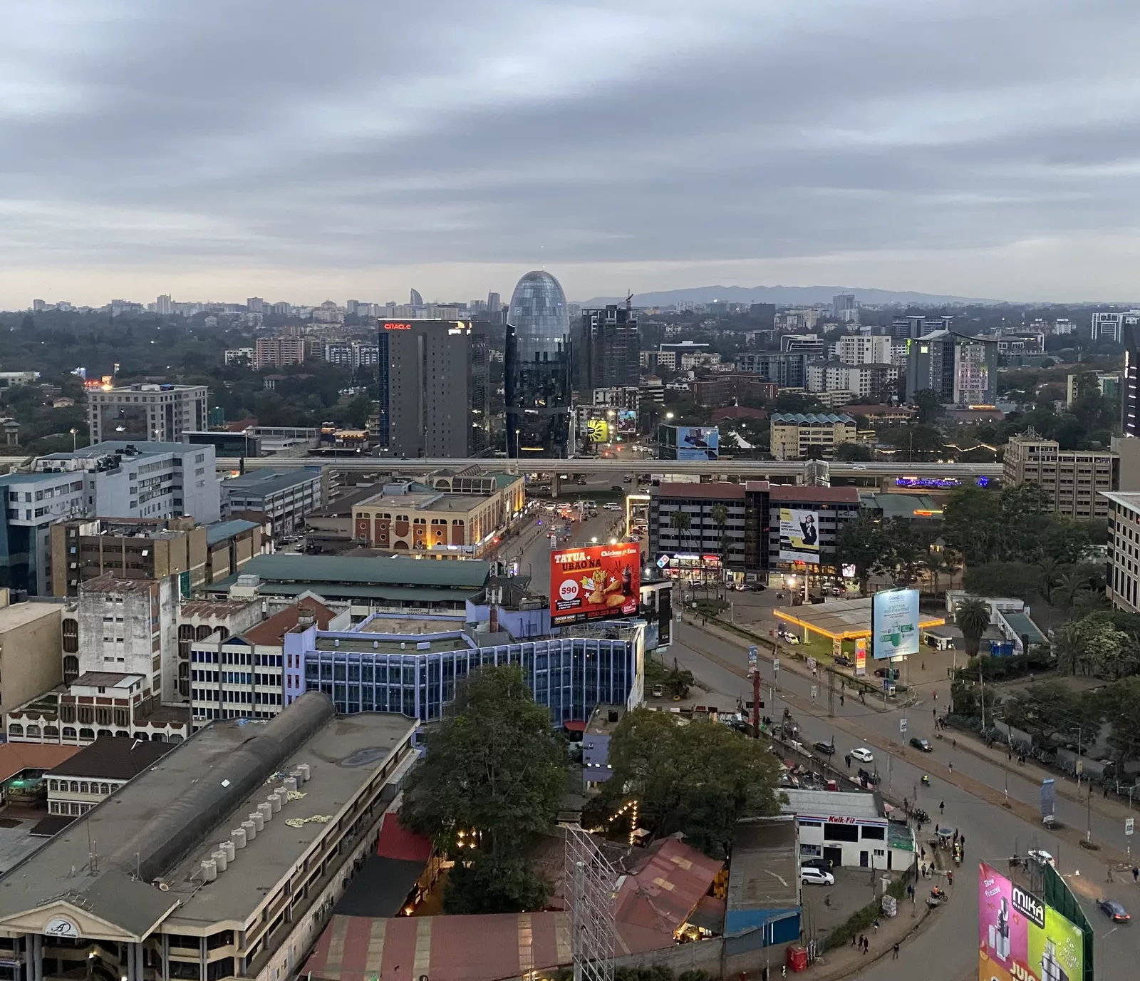 Nairobi in de schemering, de stad waar Data XL is opgebouwd