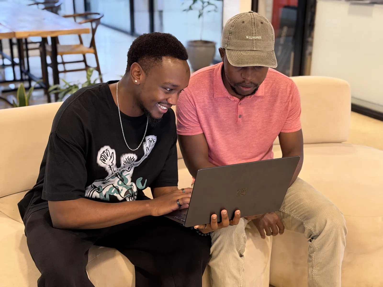 Twee collega's van Data XL werken samen iets uit op een laptop