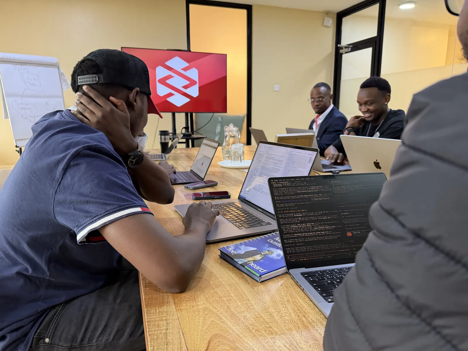 Engineers van Data XL werken samen aan de tafel in het kantoor in Nairobi